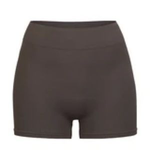 SKIMS STRETCH RIB SHORT in SOOT